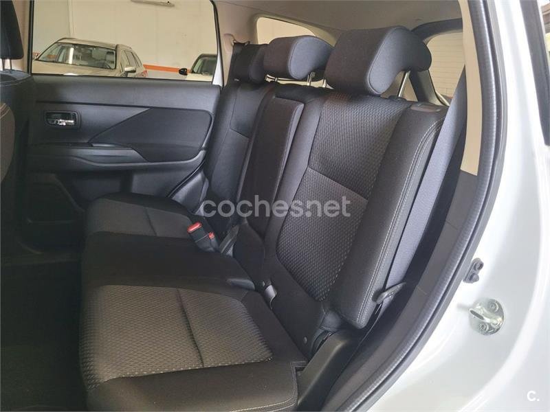MITSUBISHI Outlander 220 DID Motion 2WD 7 Plazas