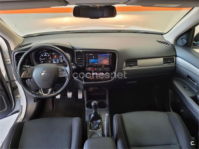 MITSUBISHI Outlander 220 DID Motion 2WD 7 Plazas