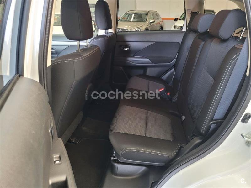 MITSUBISHI Outlander 220 DID Motion 2WD 7 Plazas